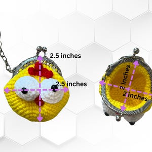 Op de afbeelding: Een gele gehaakte chicken coin purse met een rode kam en witte ogen. De portemonnee heeft een zilveren metalen frame en een ketting met een sleutelring. De portemonnee is 2,5 inch in diameter.