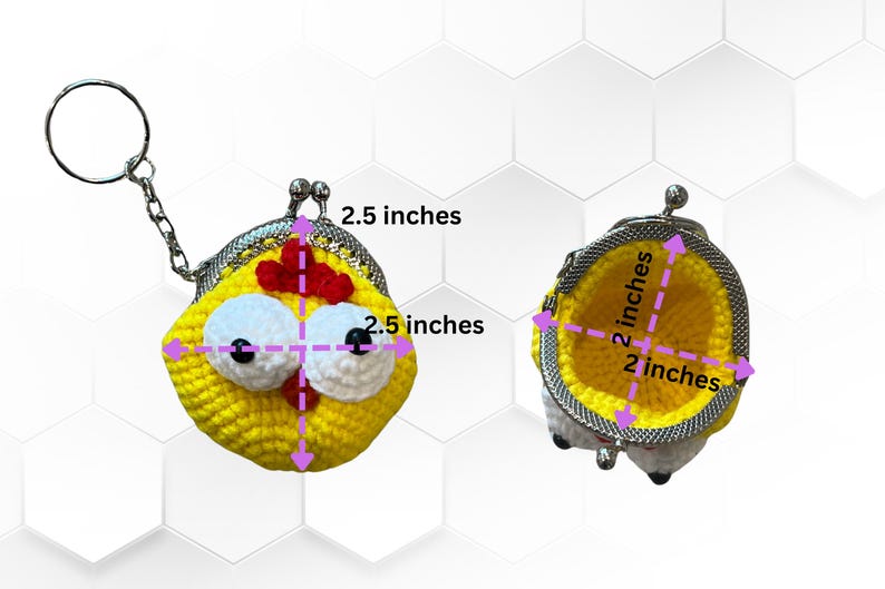Op de afbeelding: Een gele gehaakte chicken coin purse met een rode kam en witte ogen. De portemonnee heeft een zilveren metalen frame en een ketting met een sleutelring. De portemonnee is 2,5 inch in diameter.