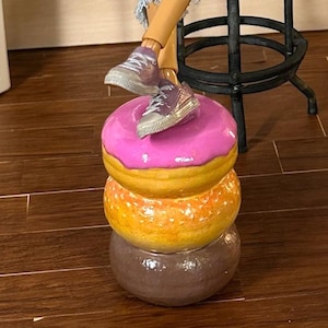 Miniatuur gestapelde donutkruk