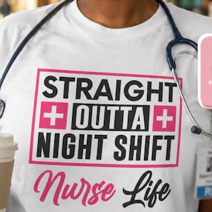 以下が含まれることがあります： 黒とピンクで「STRAIGHT OUTTA NIGHT SHIFT Nurse Life」と書かれた白いTシャツ。聴診器が首にかけられています。画像には「Nurse Favorite」と「Bestseller」の文字が含まれています。コーヒーカップが手に持たれています。
