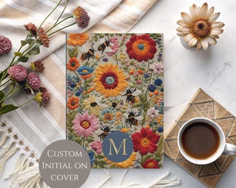 Boho Wildblumen und Bienen Faux gestickte personalisierte Zeitschrift, Monogramm Blumen Notizbuch, perfekt stationär für Leser und Naturliebhaber