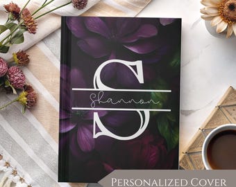 Personalisierte lila Hardcover-Zeitschrift mit Blumenmuster, kundenspezifisches monogrammiertes Notizbuch, dunkles Blumen-Matt-Journal, Geschenk für sie Geburtstag