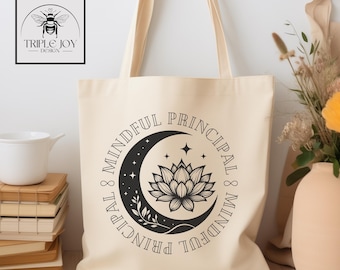 Aufmerksame Schulleiterin Einkaufstasche | Lehrertasche aus Canvas mit Mond, Lotus & Unendlichkeitssymbol | Spiritueller Erzieher Geschenk | Zen Schulleitertasche