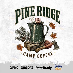 Pode incluir: Uma ilustração gráfica com uma cafeteira de percolador verde salpicada sobre uma pilha de troncos ao lado de um machado. O texto PINE RIDGE e CAMP COFFEE rodeia a imagem central, acentuada por ramos de pinheiro, uma pinha e folhas de outono.