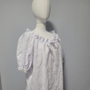 White Hip Length Embroidered Cotton Chemise, Renaissance Costume Dress Blouse, Medieval Peasant Shirt, Pirate Wench Barmaid costume