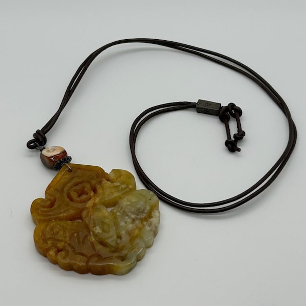 Collar con colgante de jadeíta tallado a mano y cordón de cuero de longitud ajustable de 76 cm (30").