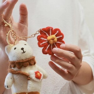 Hochwertige Handarbeit aus Wollfilz Blume weiß Bär Nische Schultüte Anhänger Puppe Püppchen süßer Schlüsselanhänger