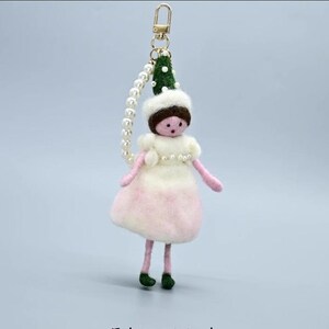 Pendentif népalais en feutre de laine fait main jolie fille princesse porte-clés cartable pendentif cadeau d'anniversaire