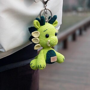Drachen Baby Maskottchen Puppe Zubehör Rucksack Anhänger handgewebte gehäkelte Wolle Puppe fertiges Produkt