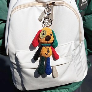 Hund Rucksack Anhänger Puppe hässlich niedlich Schlüsselanhänger handgehäkelt high-end fertig Brosche Wollpuppe