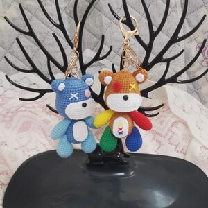 Handgehäkelter bunter Bär Schlüsselanhänger Bär Puppe Taschenanhänger Wolle gestrickt Geschenk niedlich