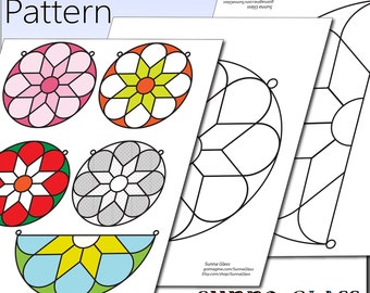 Puede incluir: Un patrón imprimible para hacer atrapasoles. El patrón incluye cuatro diseños diferentes: una flor rosa, una flor amarilla, una flor roja y una flor gris. El patrón también incluye un diseño de atrapasol en forma de media luna. El texto en la página dice "Suncatcher Pattern" y "Sunna Glass Easy Download".