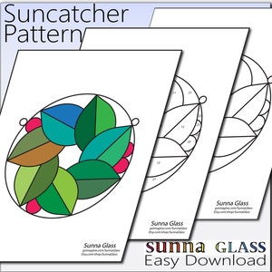 Könnte beinhalten: Ein druckbares Sonnenfänger-Muster mit einem Kranz-Design mit grünen Blättern, roten Beeren und einer blauen Mitte. Das Muster ist mit "Sunna Glass" beschriftet und enthält Anweisungen für einen einfachen Download.