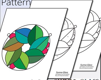 Puede incluir: Un patrón de atrapasol imprimible con un diseño de corona que presenta hojas verdes, bayas rojas y un centro azul. El patrón está etiquetado como "Sunna Glass" e incluye instrucciones para una descarga fácil.