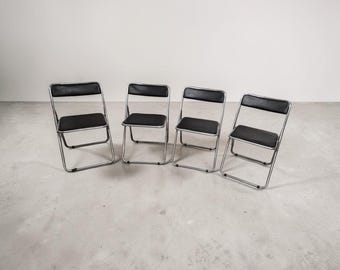 Conjunto de 4 cadeiras dobráveis de couro cromado, estilo meados do século XX, fabricadas na Itália na década de 1970.