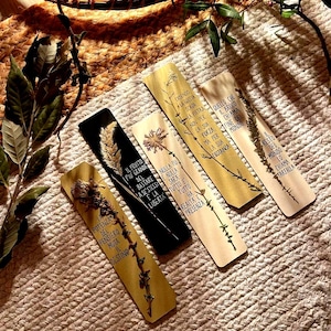 Segnalibri con fiori veri secchi e pressati fissati su carta con il ricamo