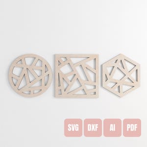 Könnte beinhalten: Drei Holzausschnitte mit geometrischem Muster. Die Ausschnitte sind ein Kreis, ein Quadrat und ein Sechseck. Die Ausschnitte sind alle gleich groß und haben eine hellbraune Farbe.