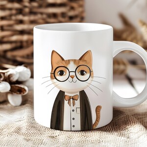 Puede incluir: Taza de cerámica blanca con una ilustración de dibujos animados de un gato con gafas y pajarita. El gato es marrón, blanco y naranja.