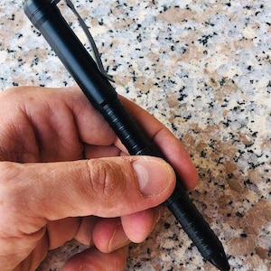 Bolígrafo táctico de defensa Kubotan, rompecristales, cuchillo - Idea de regalo para la supervivencia en la oficina/trabajo - NUEVO