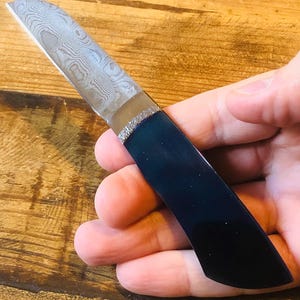 Nóż powietrzny Roberto Ottonello Custom Air Knife – model ultracienki, ostrze ze stali damasceńskiej, rękojeść z tytanu klasy 5, włoskie sztućce artystyczne