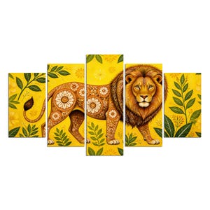 Può includere: Un set di cinque pannelli artistici da parete raffigurante un leone con un motivo floreale sul corpo su uno sfondo giallo brillante. Il leone è raffigurato di profilo e frontalmente, circondato da foglie verdi e piccoli fiori gialli.