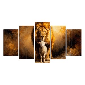 Op de afbeelding: Een vijfdelige wandkunstset met een olieverfschilderij van een grote leeuw met gouden manen die direct achter een klein wit lammetje staat. De achtergrond bestaat uit abstracte, getextureerde penseelstreken in bruine en amberkleurige tinten.