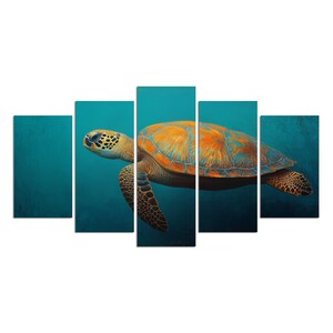 Pode incluir: Um conjunto de arte de parede de cinco painéis retratando uma tartaruga marinha nadando em águas azul-petróleo profundas. A tartaruga apresenta um casco com padrões laranja e azul vibrantes, com cabeça e nadadeiras texturizadas em cinco telas.