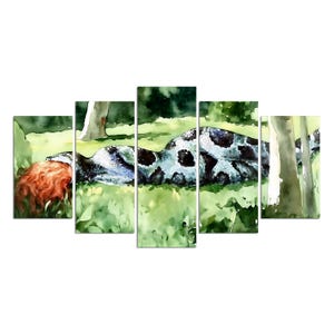 Könnte beinhalten: Ein fünfteiliges Wandbild-Set mit einem Aquarellgemälde einer Figur mit langem rotem Haar, die auf einer Wiese liegt. Die Figur ist in einen blau-schwarz gemusterten Stoff gehüllt und von grünem Laub sowie Baumstämmen in einem Wald umgeben.