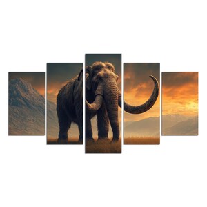 Può includere: Un set di arte da parete a cinque pannelli che raffigura un mammut lanoso in piedi in un campo erboso. La scena mostra un grande mammut marrone dal pelo ispido con lunghe zanne ricurve su uno sfondo di montagne e un cielo al tramonto arancione e giallo.