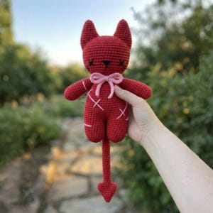 Czerwona diabeł szydełkowa pluszowa lalka amigurumi słodka, upiorna, ręcznie robiona zabawka, prezent na Halloween, gotycka estetyczna, miękka włóczka, wypchana lalka demona, dekoracja