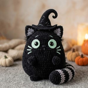 Gatto strega all'uncinetto, peluche amigurumi, gattino nero imbottito fatto a mano, decorazione carina per la cameretta di Halloween, regalo spettrale personalizzato da 10 a 30 cm per bambini