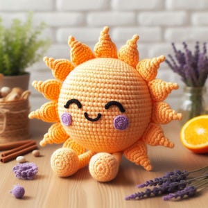 Puede incluir: Un peluche de sol sonriente hecho a mano con detalles de ganchillo naranja. El sol tiene una cara redonda con ojos negros y una boca sonriente. Tiene mejillas moradas y rayos de sol. El peluche está sobre una superficie de madera.