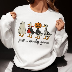 Just a Spooky Goose Halloween Stickdatei – Lustige Gans in Kostümen Digitales Stickmuster für Herbst Deko, Maschinenstickerei