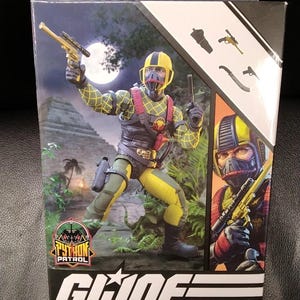 Puede incluir: Una figura de acción Cobra Copperhead de la serie G.I. Joe Classified en su embalaje original. La figura es amarilla y verde, sosteniendo dos pistolas doradas. La caja presenta el logotipo de Python Patrol y el texto "GI Joe Classified Series".