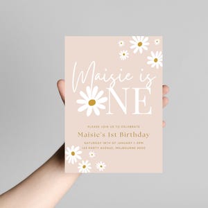 Invito per il primo compleanno di Daisy Invito retrò per il primo compleanno di Daisy per ragazze, modificabile, download digitale istantaneo, modello Canva, facile, carino, rosa, bianco