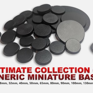 Puede incluir: Colección de bases de miniatura negras y redondas de varios tamaños: 25mm, 28mm, 32mm, 40mm, 50mm, 65mm, 80mm, 90mm, 100mm, 130mm y 160mm. El texto "ULTIMATE COLLECTION OF GENERIC MINIATURE BASES" es rojo.