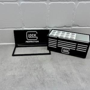 Puede incluir: Un juego de tres tazas de cerámica con un acabado mate moteado. Las tazas son de color crema, gris claro y gris oscuro. Cada taza tiene un diseño simple y minimalista.