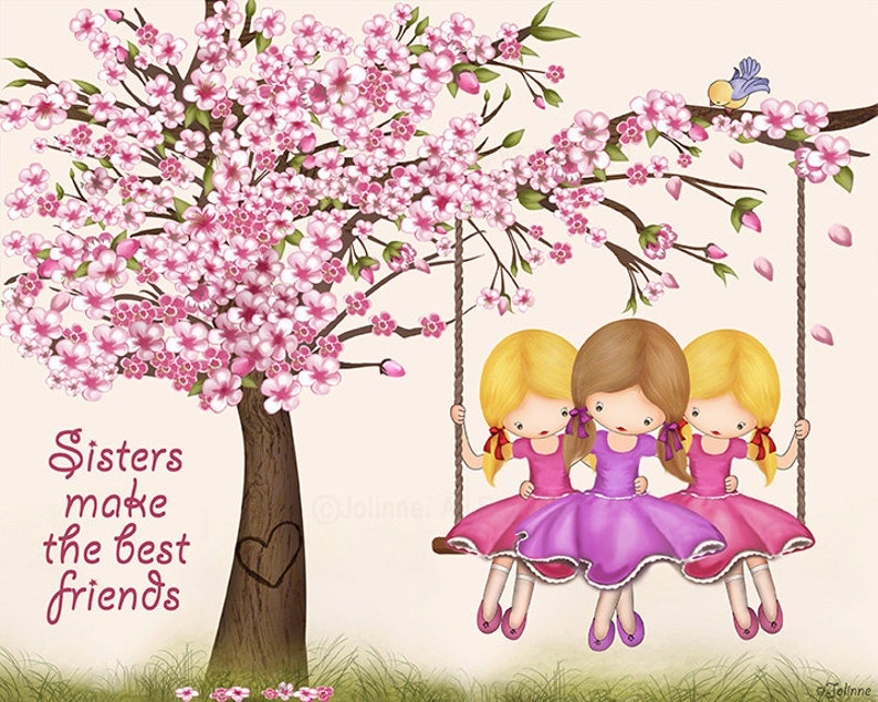 Puede incluir: Tres chicas con cabello rubio y vestidos rosas est&aacute;n sentadas en un columpio debajo de un cerezo en flor rosa. El texto "Sisters make the best friends" est&aacute; escrito en el tronco del &aacute;rbol.