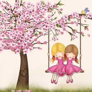 Puede incluir: Dos chicas con cabello rubio y casta&ntilde;o est&aacute;n sentadas en un columpio debajo de un cerezo en flor rosa. El &aacute;rbol tiene un coraz&oacute;n tallado en su tronco. Las chicas llevan vestidos rosas con encaje blanco.