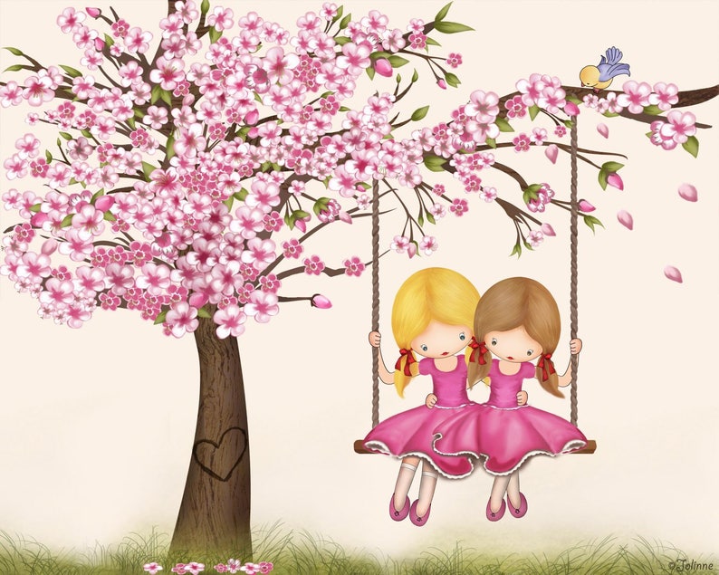 Puede incluir: Dos chicas con cabello rubio y casta&ntilde;o est&aacute;n sentadas en un columpio debajo de un cerezo en flor rosa. El &aacute;rbol tiene un coraz&oacute;n tallado en su tronco. Las chicas llevan vestidos rosas con encaje blanco.