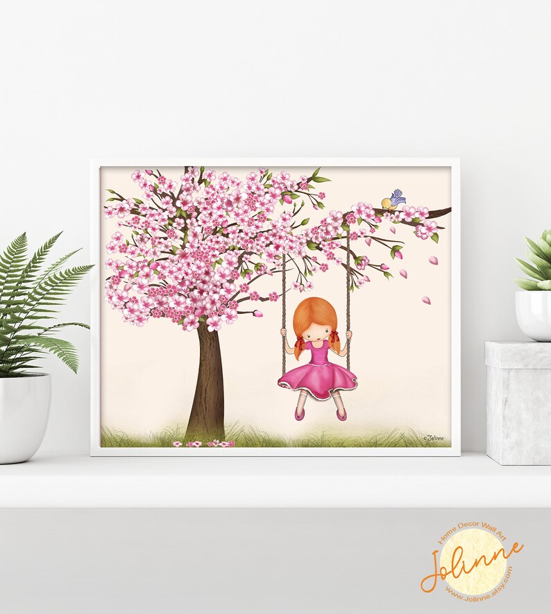 Puede incluir: Una ilustraci&oacute;n digital de una ni&ntilde;a con cabello rojo balance&aacute;ndose en un columpio debajo de un &aacute;rbol de cerezo en flor rosa. La ni&ntilde;a lleva un vestido rosa y tiene un p&aacute;jaro azul posado en una rama por encima de ella.
