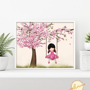 Puede incluir: Una ilustraci&oacute;n digital de una ni&ntilde;a con cabello negro y un vestido rosa balance&aacute;ndose en un columpio de cuerda de un &aacute;rbol de cerezo en flor rosa. El fondo es de color melocot&oacute;n claro.