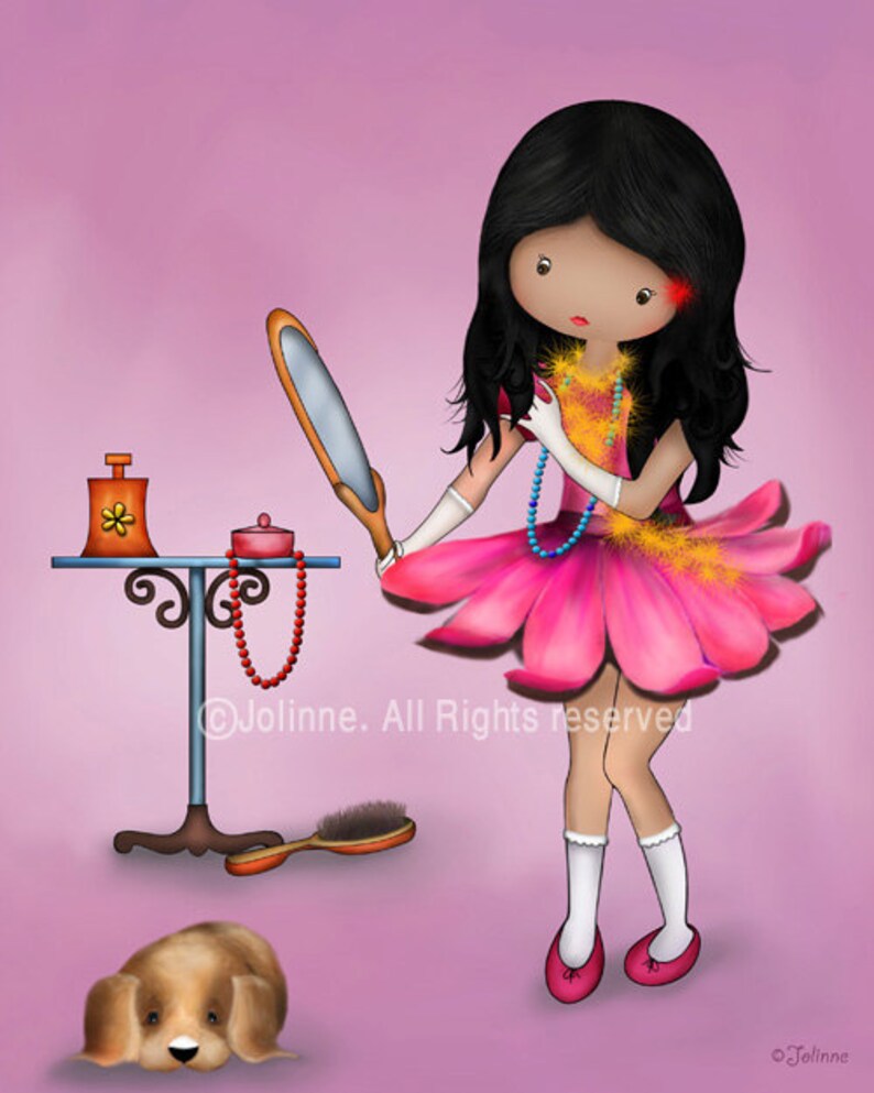 Puede incluir: Una ni&ntilde;a con el pelo largo y negro se est&aacute; preparando. Lleva un vestido rosa con un dise&ntilde;o de flores y un collar blanco. Se est&aacute; mirando en un espejo. Hay una mesa con una botella de loci&oacute;n, una caja peque&ntilde;a y un collar encima. Hay un perro tumbado en el suelo.