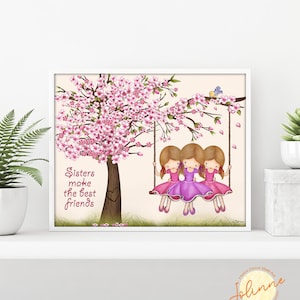 Puede incluir: Tres chicas con vestidos rosas y cabello rubio est&aacute;n sentadas en un columpio debajo de un cerezo en flor rosa. El texto "Sisters make the best friends" est&aacute; escrito en rosa en el lado izquierdo de la imagen.