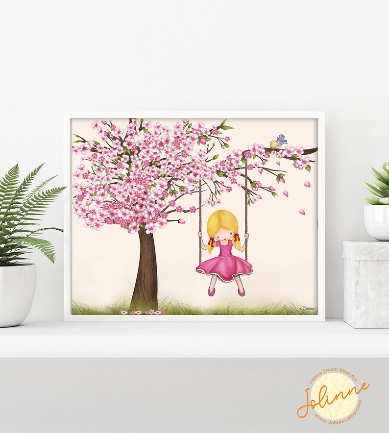 Puede incluir: Una ilustraci&oacute;n digital de una ni&ntilde;a con cabello rubio y un vestido rosa balance&aacute;ndose en un columpio debajo de un &aacute;rbol de cerezo en flor rosa. Un p&aacute;jaro azul est&aacute; posado en una rama.