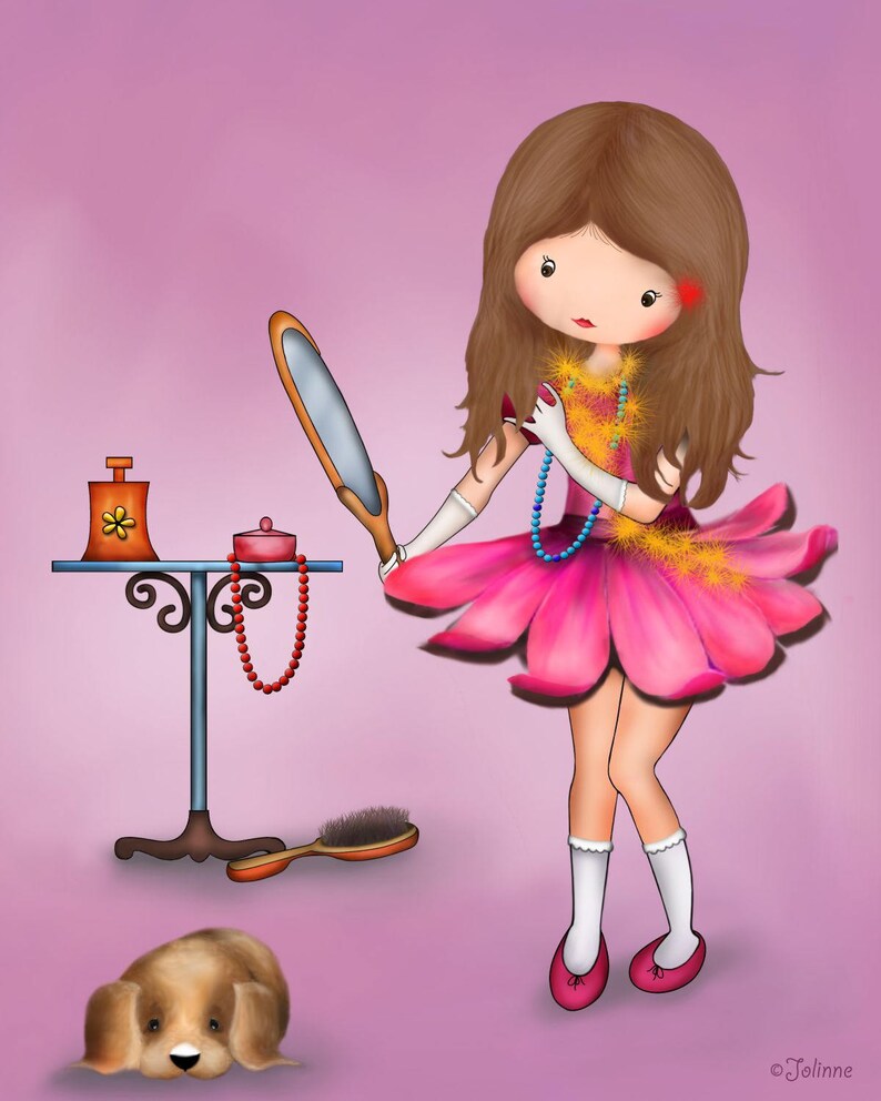 Puede incluir: Una ni&ntilde;a joven con cabello largo y casta&ntilde;o se est&aacute; preparando. Lleva un vestido rosa con un dise&ntilde;o de flores y un collar. Est&aacute; mirando en un espejo y sosteniendo un cepillo. Hay una mesa con una botella de perfume, una caja peque&ntilde;a y una cadena de cuentas.