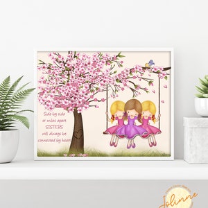 Puede incluir: Tres hermanas en un columpio bajo un cerezo en flor rosa. El texto dice: "Lado a lado o a kil&oacute;metros de distancia, las HERMANAS siempre estar&aacute;n conectadas por el coraz&oacute;n."