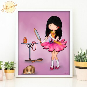 Puede incluir: Una ilustraci&oacute;n digital de una ni&ntilde;a con el pelo largo y negro que lleva un vestido rosa de flor y guantes blancos. Est&aacute; sosteniendo un espejo y mir&aacute;ndose a s&iacute; misma. Est&aacute; rodeada de una mesa con una botella de perfume, una caja de joyas y un collar. Un peque&ntilde;o perro marr&oacute;n est&aacute; tumbado en el suelo. El fondo es de color rosa claro.