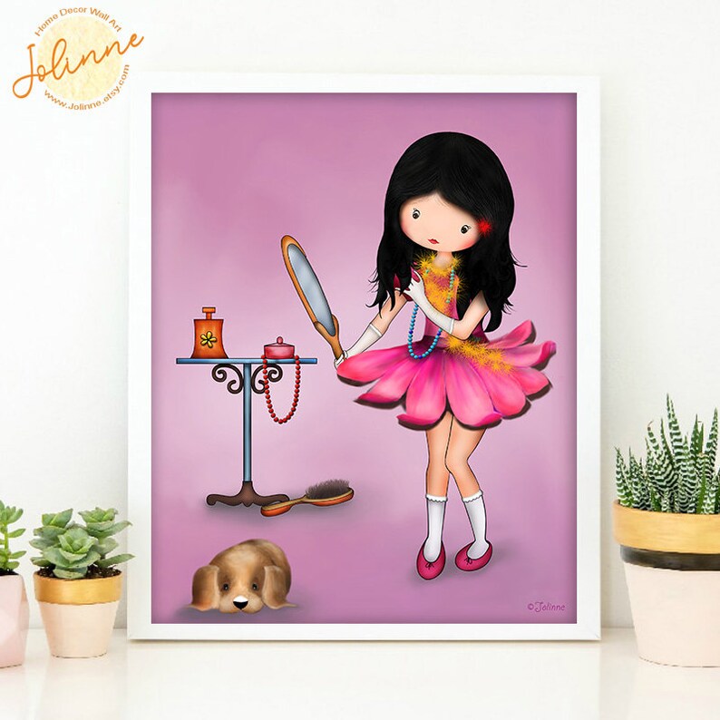 Puede incluir: Una ilustraci&oacute;n digital de una ni&ntilde;a con el pelo largo y negro que lleva un vestido rosa de flor y guantes blancos. Est&aacute; sosteniendo un espejo y mir&aacute;ndose a s&iacute; misma. Est&aacute; rodeada de una mesa con una botella de perfume, una caja de joyas y un collar. Un peque&ntilde;o perro marr&oacute;n est&aacute; tumbado en el suelo. El fondo es de color rosa claro.