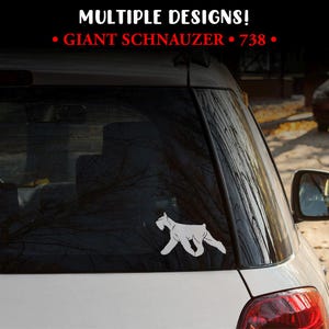 Puede incluir: Calcomanía de vinilo blanco de un perro Giant Schnauzer en la ventana de un coche. La calcomanía es una silueta del perro en pose de carrera. El texto "MULTIPLE DESIGNS!" y "GIANT SCHNAUZER • 738 •" están encima.